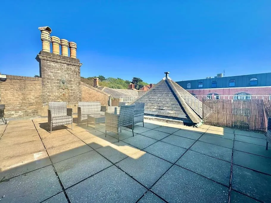Roof Terrace Two Bedroom Apartment - Walk To Beach-1