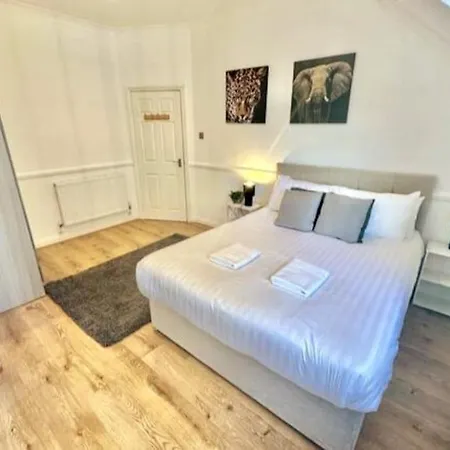 Roof Terrace Two Bedroom Apartment - Walk To Beach-3