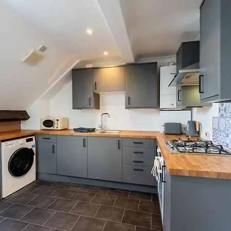 Roof Terrace Two Bedroom Apartment - Walk To Beach-2