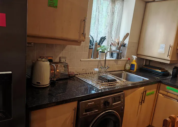 Dble Bed -Room Near Hospital Shared Bathroom