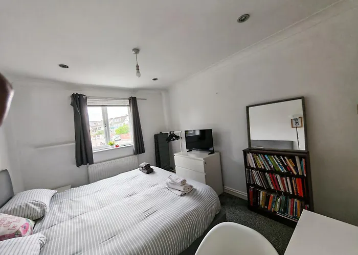 Dble Bed -Room Near Hospital Shared Bathroom